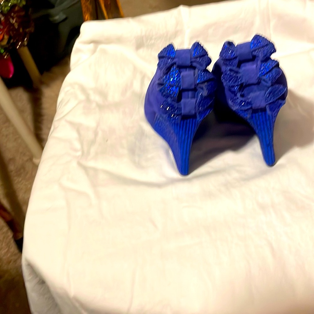 Betsy Johnson navy blue pumps